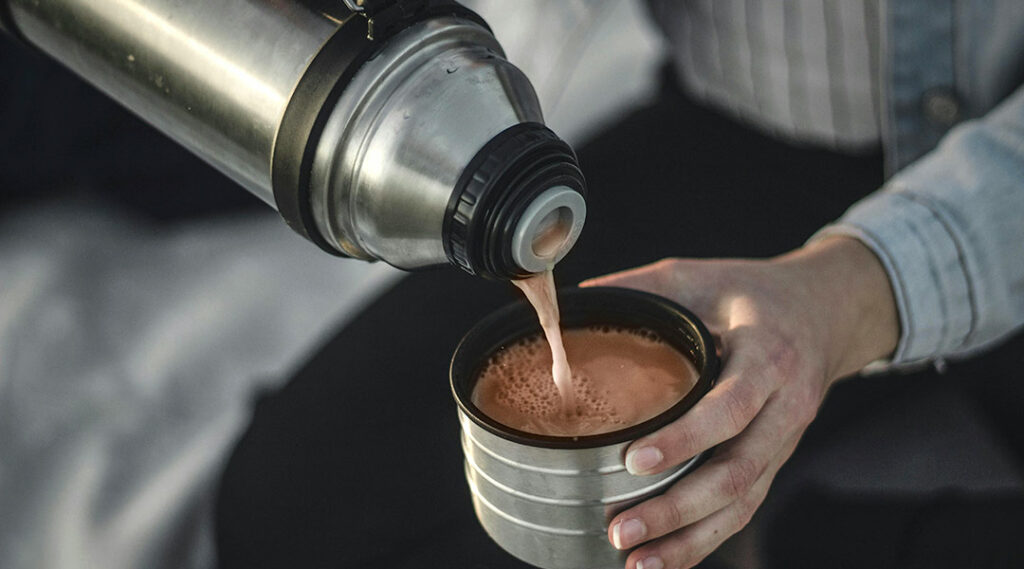 Koffie uit isolerende thermosfles