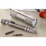 Aluminium zaklamp en pen cadeauset in doos TorchSet kleur titanium sfeervolle weergave