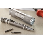 Aluminium zaklamp en pen cadeauset in doos TorchSet kleur titanium sfeervolle hoofdweergave