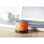 Ronde bluetooth speaker full colour bedrukken Soul kleur oranje vierde sfeervolle weergave 2