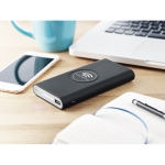 Powerbank met logo en rubberen afwerking 8.000 mAh Wireless kleur zwart sfeervolle weergave