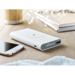 Powerbank met logo en rubberen afwerking 8.000 mAh Wireless kleur wit sfeervolle weergave