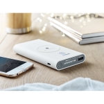 Powerbank met logo en rubberen afwerking 8.000 mAh Wireless kleur wit sfeervolle hoofdweergave