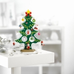 Kleine decoratieve kerstboom met 12 kerstversieringen Noel kleur groen sfeervolle weergave