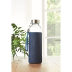 Glazen fles met denim neopreen hoes 500ml Crystal Denim kleur blauw sfeervolle weergave