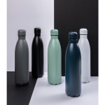 Grote stalen fles met thermosfunctie 750ml Lifestyle Premium kleur donkerblauw sfeer weergave