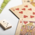 Domino spelset en kaartspel in houten kist Funny kleur hout negende weergave