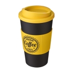 Geïsoleerde plastic koffiemok 350 ml Takeaway Grip American kleur geel weergave zeefdruk