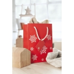 Geschenktasje met sneeuwvlokken Snowflake Medium kleur rood tweede sfeervolle weergave