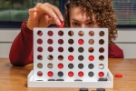 Houten vier-op-een-rij spel met logo Connect Four kleur wit sfeer weergave