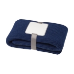 Gebreide deken van gerecycled polyester met label en lint kleur marineblauw