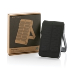 Powerbank van gerecycled plastic met 5.000 mAh zonne-oplaadpaneel kleur zwart weergave met doos