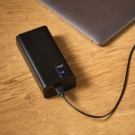 Powerbank met scherm dat de batterijstatus aangeeft 30.000 mAh kleur zwart sfeerweegave